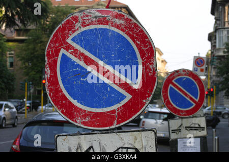 Pas de panneaux de stationnement en détresse, Milan, Italie Banque D'Images