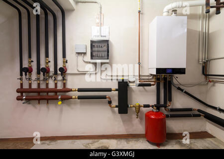 Chaudière à condensation gaz dans la chaufferie Banque D'Images