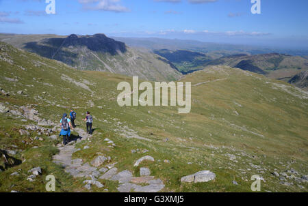 Les randonneurs sur le sentier de la bandes Wainwright Crinkle Crags à la vallée de Langdale dans le Parc National de Lake District. Banque D'Images