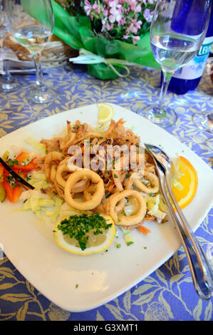 Poêlée de poisson (poulpes, calmars, crevettes et légumes)Trapani, Italie Banque D'Images