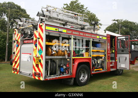 Vue arrière du camion de pompiers VOLVO DE L'EAST SUSSEX FIRE & RESCUE AVEC PORTES OUVERTES montrant l'ensemble de l'équipement Banque D'Images