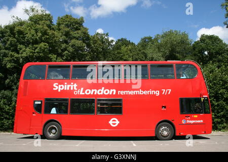 Une VUE SUR LE PAYSAGE D'UN ADL LONDRES STAGECOACH ROUGE ENVIRO 400 bus double étage nommé ESPRIT DE LONDRES. Banque D'Images