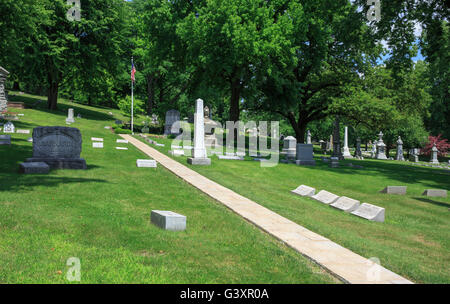 Chemin d'accès à la tombe de Benjamin Harrison, 23 e président des États-Unis, Crown Hill Cemetery à Indianapolis, Indiana. Banque D'Images