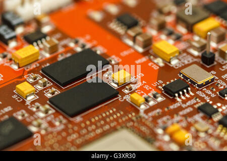 Circuit imprimé avec ICs, condensateurs chip, tantale condensateurs, résistances et. Banque D'Images