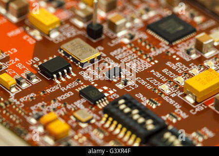 Circuit imprimé avec ICs, condensateurs chip, tantale condensateurs, résistances et. Banque D'Images