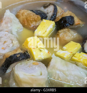 La Close up of Taiwanese oden boulettes de viande dans la soupe sur le marché nocturne de la rue des aliments à Taipei, Taiwan. Banque D'Images