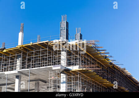 Bâtiment moderne en béton en construction d'échafaudages Banque D'Images