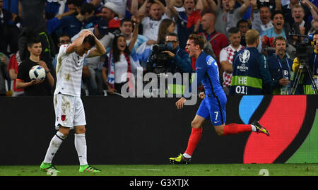 Marseille, France. 15 Juin, 2016. Antoine Griezmann (R) de la France célèbre après avoir marqué au cours de l'Euro 2016 football match du groupe A entre la France et l'Albanie à Marseille, France, le 15 juin 2016. La France a gagné 2-0. Credit : Tao Xiyi/Xinhua/Alamy Live News Banque D'Images