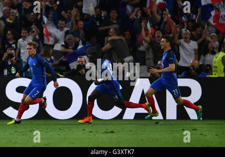 Marseille, France. 15 Juin, 2016. Antoine Griezmann (L) de la France célèbre après avoir marqué au cours de l'Euro 2016 football match du groupe A entre la France et l'Albanie à Marseille, France, le 15 juin 2016. La France a gagné 2-0. Credit : Tao Xiyi/Xinhua/Alamy Live News Banque D'Images