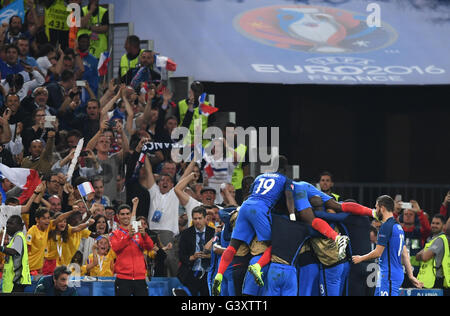 Marseille, France. 15 Juin, 2016. Les objectifs des compteurs de l'objectif d'ouverture Antoine Griezmann (caché) est célébré par ses coéquipiers pendant l'UEFA Euro 2016 football match du groupe A entre la France et l'Albanie au Stade Vélodrome à Marseille, France, 15 juin 2016. Photo : Federico Gambarini/dpa/Alamy Live News Banque D'Images