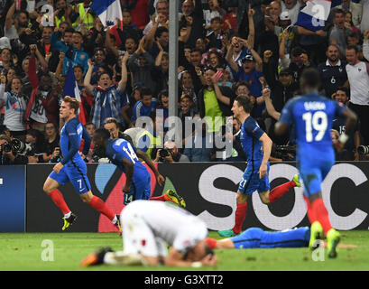 Marseille, France. 15 Juin, 2016. Les objectifs des compteurs de l'objectif d'ouverture Antoine Griezmann (L) célèbre avec ses coéquipiers pendant l'UEFA Euro 2016 football match du groupe A entre la France et l'Albanie au Stade Vélodrome à Marseille, France, 15 juin 2016. Photo : Federico Gambarini/dpa/Alamy Live News Banque D'Images