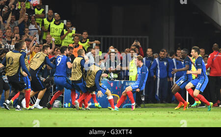 Marseille, France. 15 Juin, 2016. Buteur Antoine Griezmann (C) de la France calebrates pendant l'UEFA Euro 2016 GROUPE A match de foot entre la France et l'Albanie au Stade Vélodrome à Marseille, France, 15 juin 2016. Photo : Federico Gambarini/dpa/Alamy Live News Banque D'Images