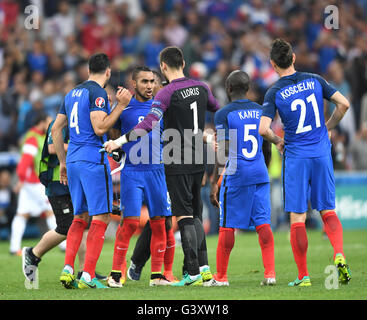 Marseille, France. 15 Juin, 2016. Adil Rami (L-R) de la France et ses coéquipiers Dimitri Payet, le gardien Hugo Lloris, N'Golo Kanté et Laurent Koscielny celabrates après l'UEFA Euro 2016 GROUPE A match de foot entre la France et l'Albanie au Stade Vélodrome à Marseille, France, 15 juin 2016. Photo : Federico Gambarini/dpa/Alamy Live News Banque D'Images