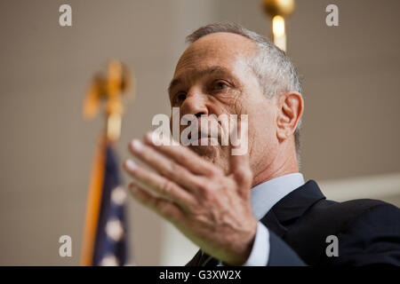 Washington, DC, USA. , . U.S. Customs and Border Protection Commissaire R. Gil Kerlikowske est titulaire d'une cérémonie pour le nouveau responsable des affaires internationales, Mark Koumans. M. Koumans' Les membres de la famille et Alan Bersin, Secrétaire adjoint aux affaires internationales au Ministère américain de la sécurité intérieure ont également participé. Credit : B Christopher/Alamy Live News Banque D'Images