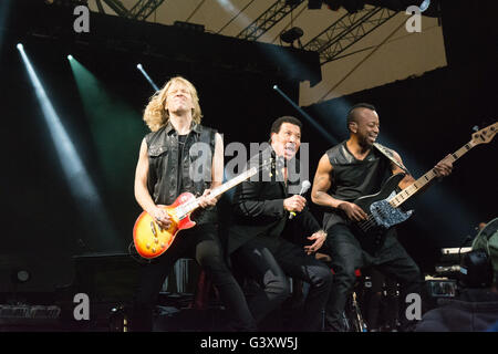 Eden Project, Cornwall, UK. 15 juin 2016. Lionel Richie et Corinne Bailey Rae jouent leur deuxième session Eden avec ASUS de l'année aujourd'hui (mercredi 15 juin). Lionel Richie's smash hits : Bonjour, la danse sur le plafond et toute la nuit, et il a joué à la maison du célèbre biomes, partie de son tous les hits, All Night Long tour du monde. Ce sera Lionel, pour la première fois, un spectacle global dans le sud-ouest et son premier UK show depuis sa performance légendaire à Glastonbury. Crédit : Simon Maycock/Alamy Live News Banque D'Images