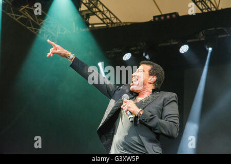 Eden Project, Cornwall, UK. 15 juin 2016. Lionel Richie et Corinne Bailey Rae jouent leur deuxième session Eden avec ASUS de l'année aujourd'hui (mercredi 15 juin). Lionel Richie's smash hits : Bonjour, la danse sur le plafond et toute la nuit, et il a joué à la maison du célèbre biomes, partie de son tous les hits, All Night Long tour du monde. Ce sera Lionel, pour la première fois, un spectacle global dans le sud-ouest et son premier UK show depuis sa performance légendaire à Glastonbury. Crédit : Simon Maycock/Alamy Live News Banque D'Images