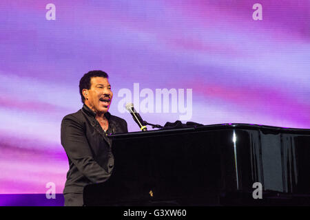 Eden Project, Cornwall, UK. 15 juin 2016. Lionel Richie et Corinne Bailey Rae jouent leur deuxième session Eden avec ASUS de l'année aujourd'hui (mercredi 15 juin). Lionel Richie's smash hits : Bonjour, la danse sur le plafond et toute la nuit, et il a joué à la maison du célèbre biomes, partie de son tous les hits, All Night Long tour du monde. Ce sera Lionel, pour la première fois, un spectacle global dans le sud-ouest et son premier UK show depuis sa performance légendaire à Glastonbury. Crédit : Simon Maycock/Alamy Live News Banque D'Images