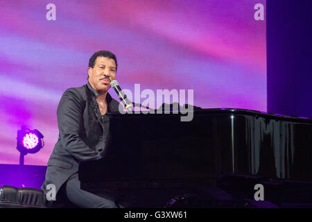 Eden Project, Cornwall, UK. 15 juin 2016. Lionel Richie et Corinne Bailey Rae jouent leur deuxième session Eden avec ASUS de l'année aujourd'hui (mercredi 15 juin). Lionel Richie's smash hits : Bonjour, la danse sur le plafond et toute la nuit, et il a joué à la maison du célèbre biomes, partie de son tous les hits, All Night Long tour du monde. Ce sera Lionel, pour la première fois, un spectacle global dans le sud-ouest et son premier UK show depuis sa performance légendaire à Glastonbury. Crédit : Simon Maycock/Alamy Live News Banque D'Images