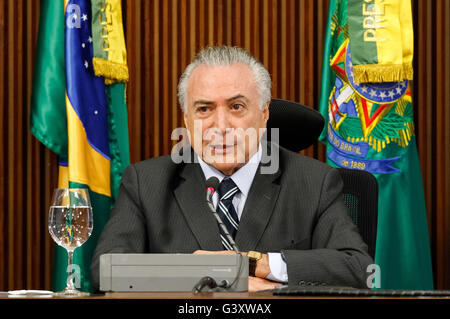 Brasilia, Brésil. 15 Juin, 2016. Image fournie par la présidence du Brésil montre Le Président par intérim du Brésil Michel Temer assister à une réunion à l'Atlantic Palace à Brasilia, Brésil, le 15 juin 2016. Michel Temer a rencontré mercredi avec les dirigeants de la base alliée de la Chambre des représentants du Brésil et du Sénat pour présenter un amendement constitutionnel qui limite la progression des dépenses publiques, selon la presse locale. Credit : Beto Barata/présidence brésilienne/Xinhua/Alamy Live News Banque D'Images