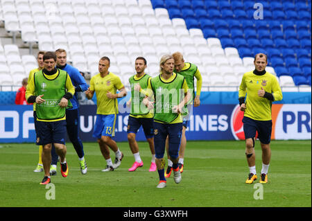 Lyon, France. 15 Juin, 2016. Les joueurs s'exécuter pendant une session de formation ouverte de l'Ukraine avant de l'Équipe Nationale de Football UEFA EURO 2016 match contre N.Ireland. Stade de Lyon, Lyon, France. Crédit : Oleksandr Prykhodko/Alamy Live News Banque D'Images