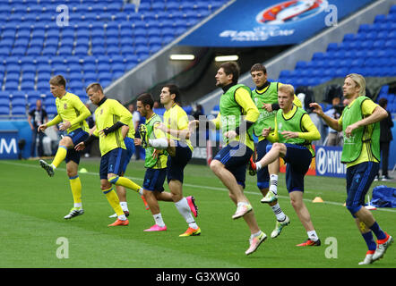 Lyon, France. 15 Juin, 2016. Les joueurs s'exécuter pendant une session de formation ouverte de l'Ukraine avant de l'Équipe Nationale de Football UEFA EURO 2016 match contre N.Ireland. Stade de Lyon, Lyon, France. Crédit : Oleksandr Prykhodko/Alamy Live News Banque D'Images