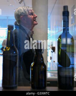 Francfort, le 15 juin. 16Th Jun 2016. Un homme visite le salon des bouteilles dérive recueillies par l'artiste allemand Joachim Romer dans le musée de la communication à Francfort, Allemagne, le 15 juin 2016. L'exposition se tiendra du 15 juin au 4 septembre 2016. Plus de 200 bouteilles de dérive et les messages seront présentés lors de l'exposition. © Luo Huanhuan/Xinhua/Alamy Live News Banque D'Images