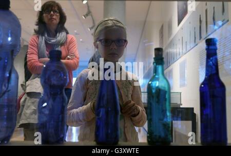 Francfort, le 15 juin. 16Th Jun 2016. Une jeune fille visite l'exposition de bouteilles dérive recueillies par l'artiste allemand Joachim Romer dans le musée de la communication à Francfort, Allemagne, le 15 juin 2016. L'exposition se tiendra du 15 juin au 4 septembre 2016. Plus de 200 bouteilles de dérive et les messages seront présentés lors de l'exposition. © Luo Huanhuan/Xinhua/Alamy Live News Banque D'Images