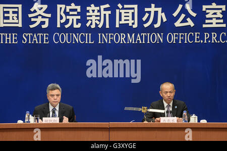 Beijing, Chine. 16 Juin, 2016. Ran Chengqi (R), porte-parole du système de navigation par satellite BeiDou (BDS), des adresses d'une conférence de presse sur le développement de la BDS à Beijing, capitale de Chine, le 16 juin 2016. Le gouvernement chinois le jeudi publié le livre blanc sur le développement de la BD, qui est élaboré de manière indépendante et exploités par la Chine. Crédit : Li il/Xinhua/Alamy Live News Banque D'Images