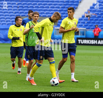 Lyon, France. 15 Juin, 2016. Les joueurs s'exécuter pendant une session de formation ouverte de l'Ukraine avant de l'Équipe Nationale de Football UEFA EURO 2016 match contre N.Ireland. Stade de Lyon, Lyon, France. Crédit : Oleksandr Prykhodko/Alamy Live News Banque D'Images