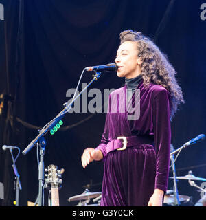 Eden Project, Cornwall, UK. 15 Juin, 2016. Lionel Richie et Corinne Bailey Rae jouent leur deuxième session Eden. Auteur-compositeur-interprète britannique - et deux Grammy award winner - Corinne Bailey Rae était l'invité spécial de Lionel Richie à l'Eden Session. Son nouvel album le coeur parle à voix basse a été publié en mai à un top-20 position graphique et de critiques positives. Crédit : Simon Maycock/Alamy Live News Banque D'Images