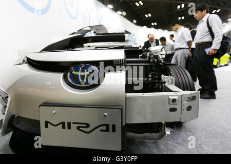 Tokyo, Japon. 16 Juin, 2016. Les visiteurs regarder le véhicule à pile à combustible de Toyota système ''Mirai'' à la communauté Smart Japon 2016 show au Tokyo Big Sight, le 16 juin 2016, Tokyo, Japon. Dans le cadre de Collectivités Le Japon préconise les dernières technologies liées à la sécurité énergétique et l'efficacité sur trois jours au Tokyo Big Sight. Cette année, 296 entreprises et organisations sont montrant leurs produits. Organisateurs ont déclaré 12 391 visiteurs le 15 juin, le premier jour de l'exposition. Credit : Rodrigo Reyes Marin/AFLO/Alamy Live News Banque D'Images