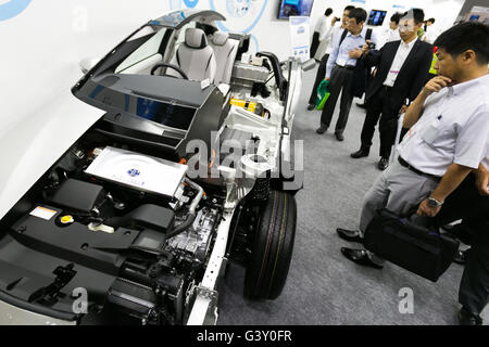 Tokyo, Japon. 16 Juin, 2016. Les visiteurs regarder le véhicule à pile à combustible de Toyota système ''Mirai'' à la communauté Smart Japon 2016 show au Tokyo Big Sight, le 16 juin 2016, Tokyo, Japon. Dans le cadre de Collectivités Le Japon préconise les dernières technologies liées à la sécurité énergétique et l'efficacité sur trois jours au Tokyo Big Sight. Cette année, 296 entreprises et organisations sont montrant leurs produits. Organisateurs ont déclaré 12 391 visiteurs le 15 juin, le premier jour de l'exposition. Credit : Rodrigo Reyes Marin/AFLO/Alamy Live News Banque D'Images