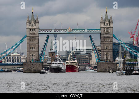 Londres, Royaume-Uni. 16 juin 2016. La finale de trois bateaux de pêche, Christina, Resolute et défi de l'Atlantique qui ont pris part à la pêche "d'autorisation de pêche de la flottille des bateaux, de quitter Londres sous le Tower Bridge sur la Tamise pour revenir à l'Ecosse ce matin. Les membres du groupe d'autorisation de pêche, soutenue par Nigel Farage font campagne pour quitter l'Union européenne devant l'organisation d'un référendum le 23 juin. Credit : Voyage pics/Alamy Live News Banque D'Images