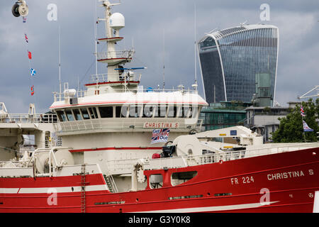 Londres, Royaume-Uni. 16 juin 2016. La finale de trois bateaux de pêche, Christina, Resolute et défi de l'Atlantique qui ont pris part à la pêche "d'autorisation de pêche de la flottille des bateaux, de quitter Londres sous le Tower Bridge sur la Tamise pour revenir à l'Ecosse ce matin. Les membres du groupe d'autorisation de pêche, soutenue par Nigel Farage font campagne pour quitter l'Union européenne devant l'organisation d'un référendum le 23 juin. Credit : Voyage pics/Alamy Live News Banque D'Images