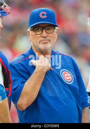 Manches. 15 Juin, 2016. Chicago Cubs manager Joe Maddon (70) sur le monticule lors d'un de ses changements de tangage dans la dixième manche contre les Nationals de Washington au Championnat National Park à Washington, DC le mercredi, Juin 15, 2016. Les nationaux a gagné le match 5 - 4 en 12 manches. Credit : Ron Sachs/CNP - PAS DE SERVICE DE FIL - Crédit : dpa/Alamy Live News Banque D'Images