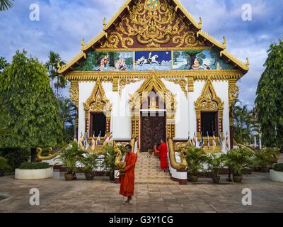 Pakse, Champasak, au Laos. 16 Juin, 2016. Moines se rassemblent en face de la salle de prière au Wat Luang avant de sortir sur leur matin Tak bat, ou aumônes tours, à Pakse. Pakse est la capitale de la province de Champassak au sud du Laos. Elle se situe au confluent de la Xe Don et Mékong, rivières. C'est la porte d'une ville à 4 000 îles, près de la frontière du Cambodge et de la culture du café des hautes terres du sud du Laos. © Jack Kurtz/ZUMA/Alamy Fil Live News Banque D'Images