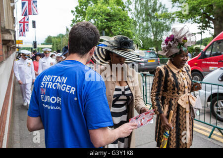 Ascot, UK. 16 Juin, 2016. Les militants de la Grande-Bretagne en Europe plus distribuer des tracts à l'extérieur de Royal Ascot sur Mesdames jour. Credit : Mark Kerrison/Alamy Live News Banque D'Images