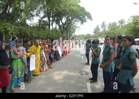 Dhaka, Bangladesh. 16 Juin, 2016. Les travailleurs du vêtement au Bangladesh prendre part à un rassemblement exigeant leurs salaires impayés à Dhaka, Bangladesh, le 16 juin 2016. Shariful Islam Crédit :/Xinhua/Alamy Live News Banque D'Images