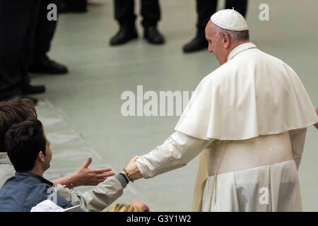 Cité du Vatican, Vatican. 16 Juin, 2016. Le pape François célèbre son auditoire avec les participants dans le Jubilé de l 'Voyager' montre à Salle Paul VI au Vatican, Cité du Vatican. Credit : Giuseppe Ciccia/Alamy Live News Banque D'Images