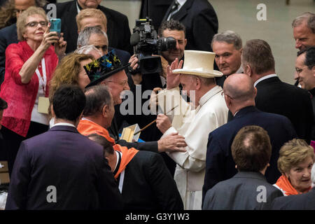 Cité du Vatican, Vatican. 16 Juin, 2016. Le pape François célèbre son auditoire avec les participants dans le Jubilé de l 'Voyager' montre à Salle Paul VI au Vatican, Cité du Vatican. Credit : Giuseppe Ciccia/Alamy Live News Banque D'Images