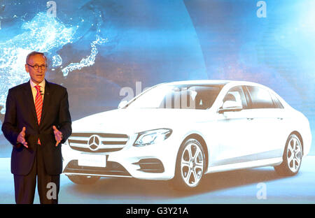 Beijing, Chine. 16 Juin, 2016. Peter Schabert, président et chef de la direction de Beijing Benz Automobile Co., Ltd (BBAC), prend la parole lors de la cérémonie hors ligne d'une nouvelle Mercedes-Benz Classe E L véhicule à Beijing, capitale de Chine, le 16 juin 2016. Le nouveau véhicule a la technologie d'entraînement automatique et système d'aide à la conduite. Crédit : Chen Jianli/Xinhua/Alamy Live News Banque D'Images