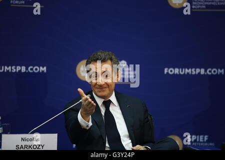 Saint-pétersbourg, Russie. 16 Juin, 2016. L'ancien président français Nicolas Sarkozy s'adresse aux participants au cours du Forum économique international de Saint-Pétersbourg en 2016 Saint-Pétersbourg, Russie, le 16 juin 2016. L'ancien président français Nicolas Sarkozy a déclaré jeudi que la Russie devrait engager le processus de levée des sanctions économiques si elle veut que l'Union européenne d'éliminer les sanctions anti-Moscou. Credit : Evgeny Sinitsyn/Xinhua/Alamy Live News Banque D'Images