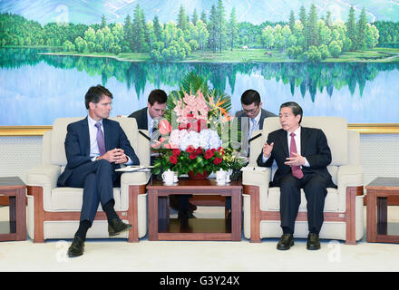 Beijing, Chine. 16 Juin, 2016. Le Conseiller d'Etat chinois et ministre de la sécurité publique de Guo Shengkun (R, à l'avant) se réunit avec Erik Akerboom, commissaire de la police néerlandaise, à Beijing, capitale de Chine, le 16 juin 2016. Credit : Zhang Ling/Xinhua/Alamy Live News Banque D'Images