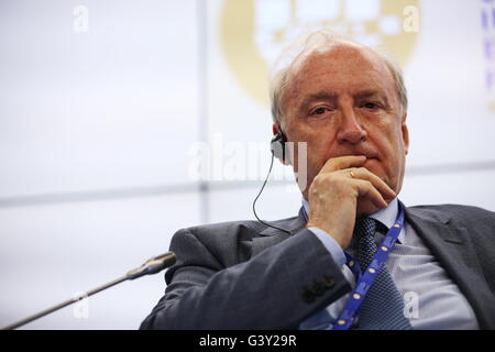 Saint-pétersbourg, Russie. 16 Juin, 2016. L'ancien ministre des Affaires étrangères français Hubert Védrine s'occupe du Forum économique international de Saint-Pétersbourg en 2016 Saint-Pétersbourg, Russie, le 16 juin 2016. Le 20e Forum économique international de Saint-pétersbourg FEISP) est maintenu (du 16 au 18 juin, sous la devise 'capitalisant sur la nouvelle réalité économique mondiale." Crédit : Evgeny Sinitsyn/Xinhua/Alamy Live News Banque D'Images