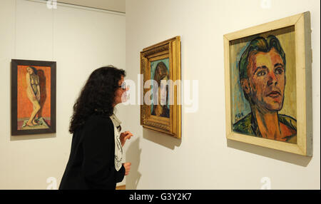 Le directeur de la Musée Heinrich Vogeler', 'Barkenhoff Beate C. Arnold, regarde autour de l'exposition "à la recherche de l'"homme nouveau"" dans le cadre de la nouvelle exposition d'été "Les années folles · dans l'Expressionnisme Worpswede' (19 juin au 23 octobre 2016) à l'Worpswede Musées de Worpswede, Allemagne, 16 juin 2016. En tant que conservateur, elle a rassemblé Vogeler von artistique de Worpswede départ pour la Russie dans le cadre de l'exposition d'été. Photo : INGO WAGNER/dpa Banque D'Images