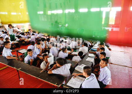 (160616) -- Samut Sakhon, 16 juin 2016 (Xinhua) -- Les élèves assister à une leçon birman dans une école consacrée aux enfants de travailleurs migrants situé à l'intérieur du Myanmar Wat Tepnorrarat in Mahachai de Province Samut Sakhon, centre de la Thaïlande, 16 juin 2016. L'industrie des fruits de mer d'un moyeu, Samut Sakhon est à la maison pendant environ 200 000 des 2,4 millions de travailleurs migrants du Myanmar qui cherchent des possibilités d'emploi en Thaïlande. Afin d'offrir une éducation décente pour les enfants des travailleurs migrants, des organisations de défense des droits des travailleurs locaux ont aidé à organiser des écoles dans quatre temples dans la province. Étudiants inscrits Banque D'Images