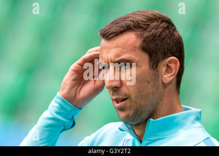 Saint Etienne, France. 16 Juin, 2016. Darijo Srna La Croatie participe à une session de formation à Saint Etienne, France, le 16 juin 2016. La Croatie devra faire face à la République tchèque dans un groupe d'Euro 2016 match de foot à Paris le vendredi 17 juin, 2016. © David/Tanecek CTK Photo/Alamy Live News Banque D'Images