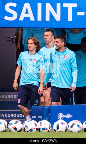 Saint Etienne, France. 16 Juin, 2016. La Croatie à partir de la gauche : Luka Modric, Ivan Perisic et Mateo Kovacic y participer pendant une session de formation à Saint Etienne, France, le 16 juin 2016. La Croatie devra faire face à la République tchèque dans un groupe d'Euro 2016 match de foot à Paris le vendredi 17 juin, 2016. © David/Tanecek CTK Photo/Alamy Live News Banque D'Images