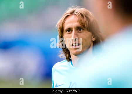 Saint Etienne, France. 16 Juin, 2016. Luka Modric de la Croatie participe à une session de formation à Saint Etienne, France, le 16 juin 2016. La Croatie devra faire face à la République tchèque dans un groupe d'Euro 2016 match de foot à Paris le vendredi 17 juin, 2016. © David/Tanecek CTK Photo/Alamy Live News Banque D'Images