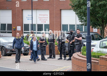 Leeds, West Yorkshire, Royaume-Uni. 16 Juin, 2016. Les agents de police armés montent la garde à l'extérieur de l'accident et d'urgence Ministère de Leeds General Infirmary après les coups du travail MP Jo Cox. Crédit : Ian Wray Alamy Live News Banque D'Images